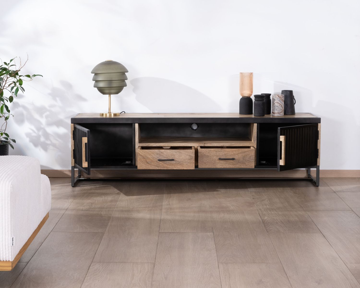 Grand banc télé 180 cm en métal cannelé et manguier "Kazag"
