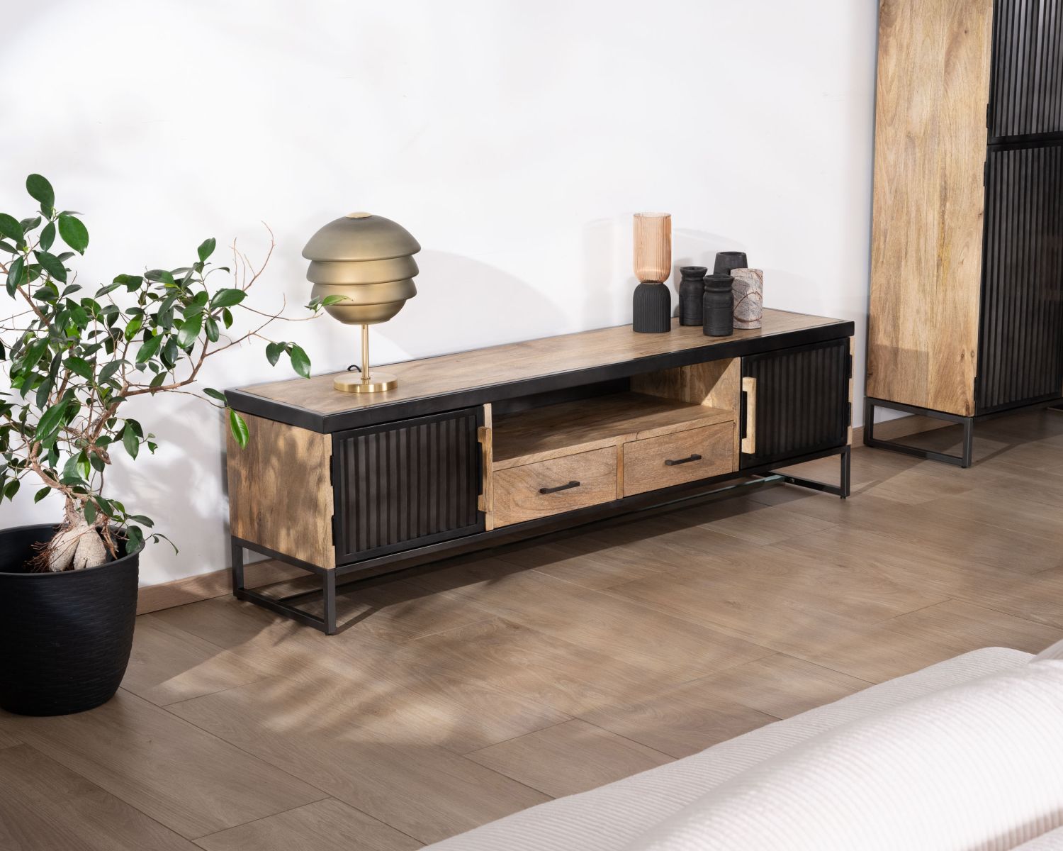 Grand banc télé 180 cm en métal cannelé et manguier "Kazag"