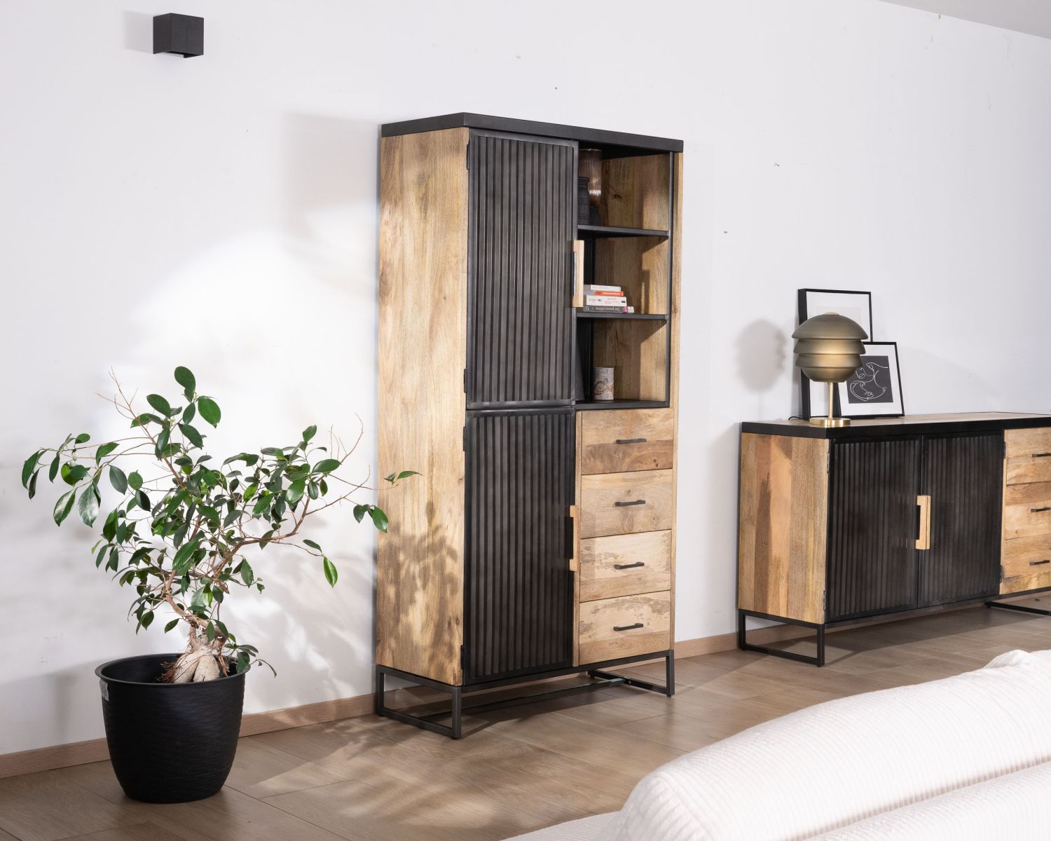 Petit vaisselier design "Kazag" en manguier et métal noir cannelé