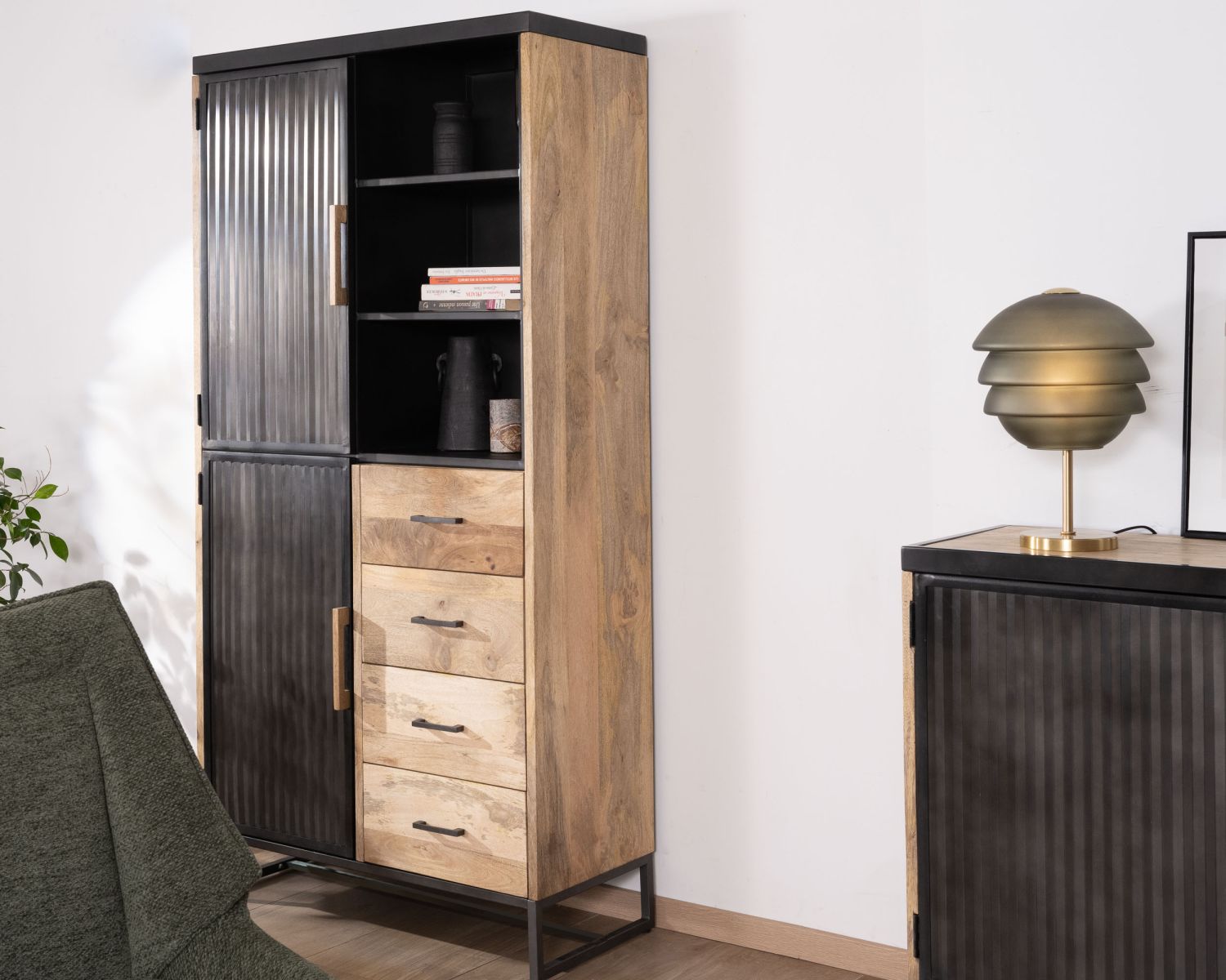 Petit vaisselier design "Kazag" en manguier et métal noir cannelé