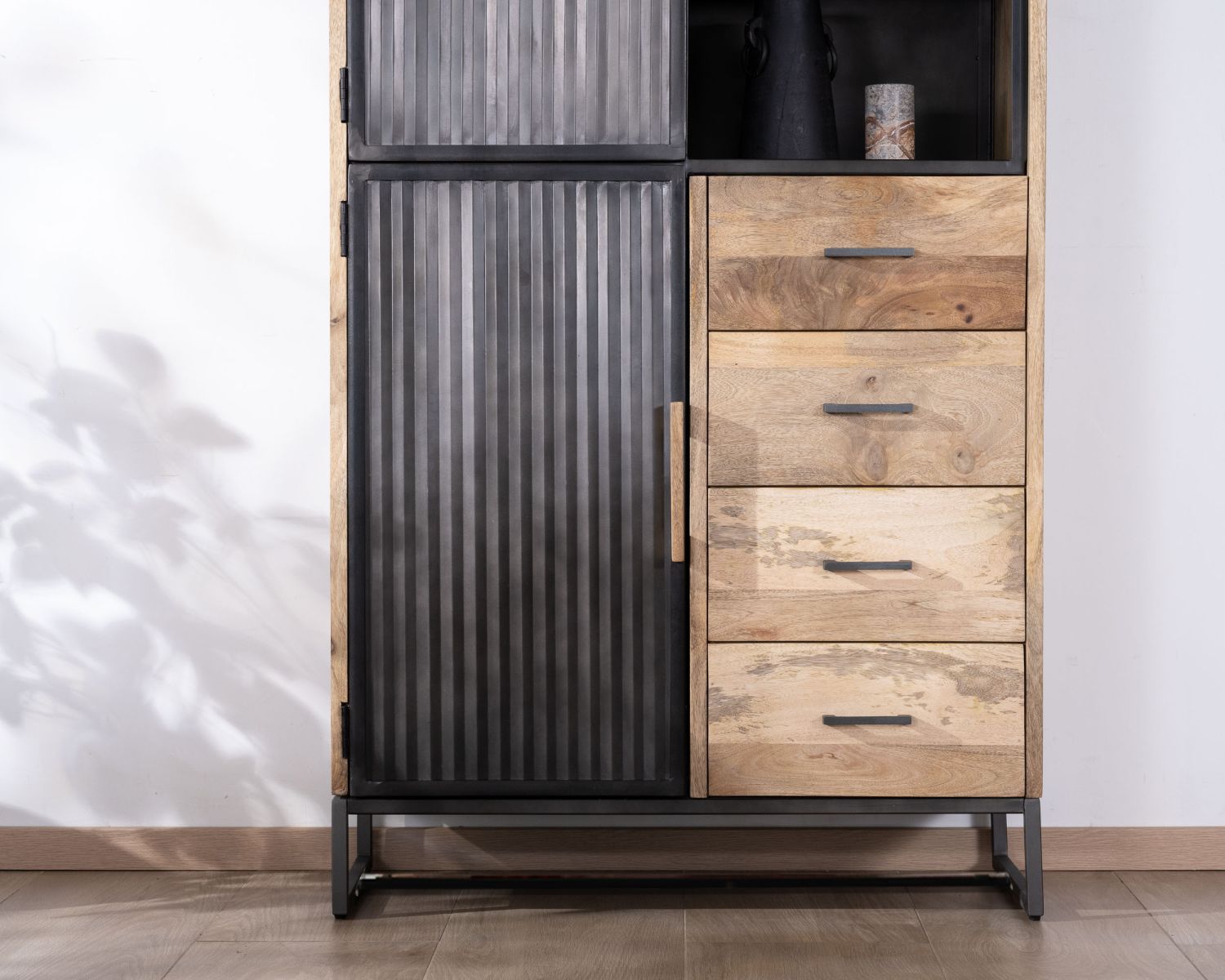 Petit vaisselier design "Kazag" en manguier et métal noir cannelé