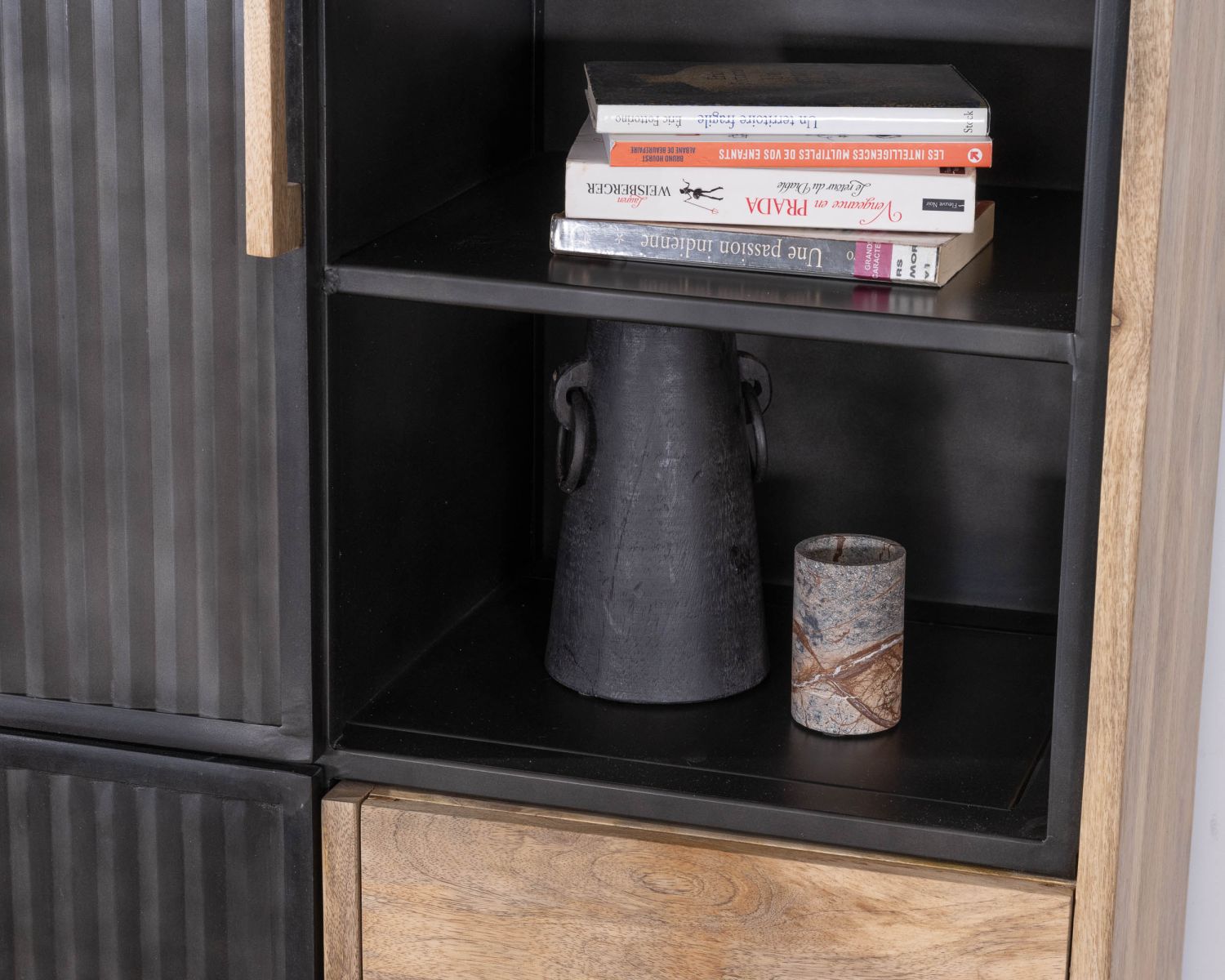 Petit vaisselier design "Kazag" en manguier et métal noir cannelé