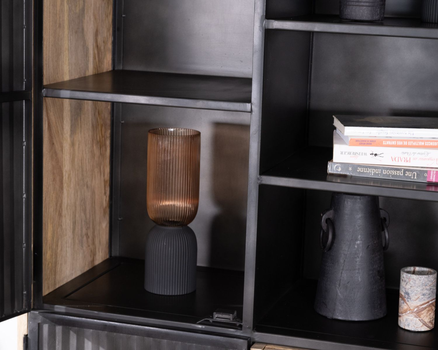 Petit vaisselier design "Kazag" en manguier et métal noir cannelé