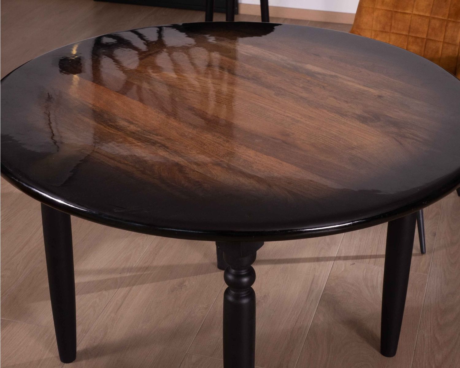 Table de repas ronde bicolore aspect laqué en bois "Pop Vintage" 120cm