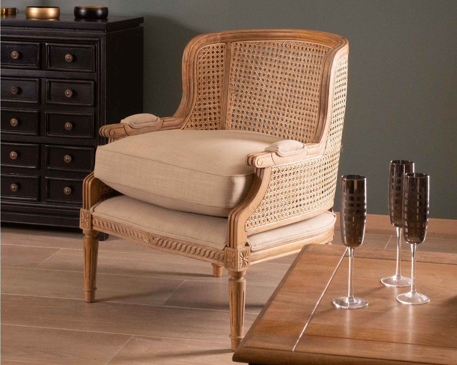 Fauteuil cannage et bois sculpté esprit vintage chic "Legacy"