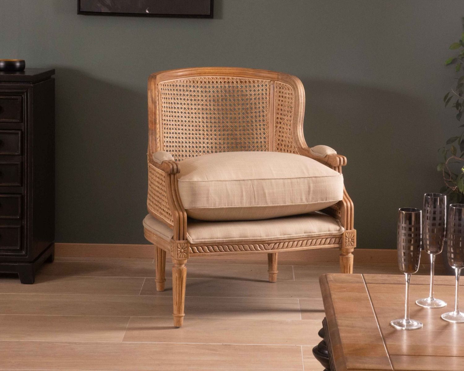 Fauteuil cannage et bois sculpté esprit vintage chic "Legacy"