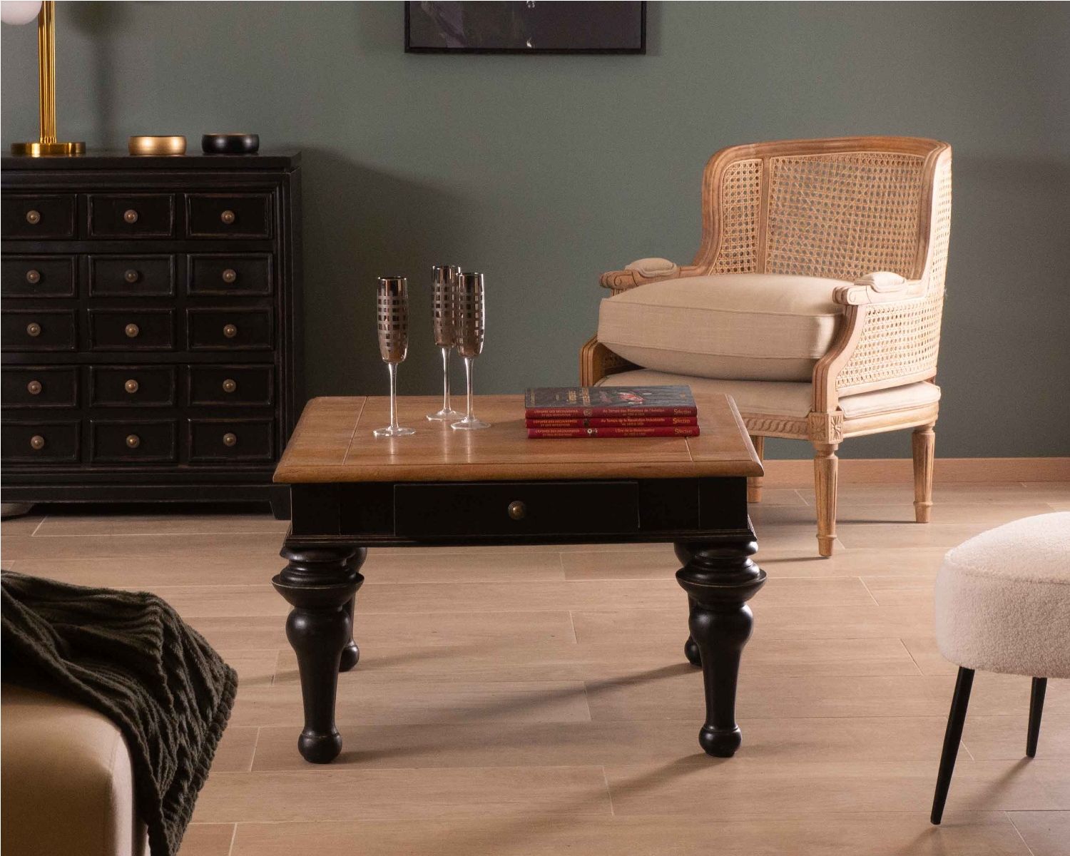 Fauteuil cannage et bois sculpté esprit vintage chic "Legacy"