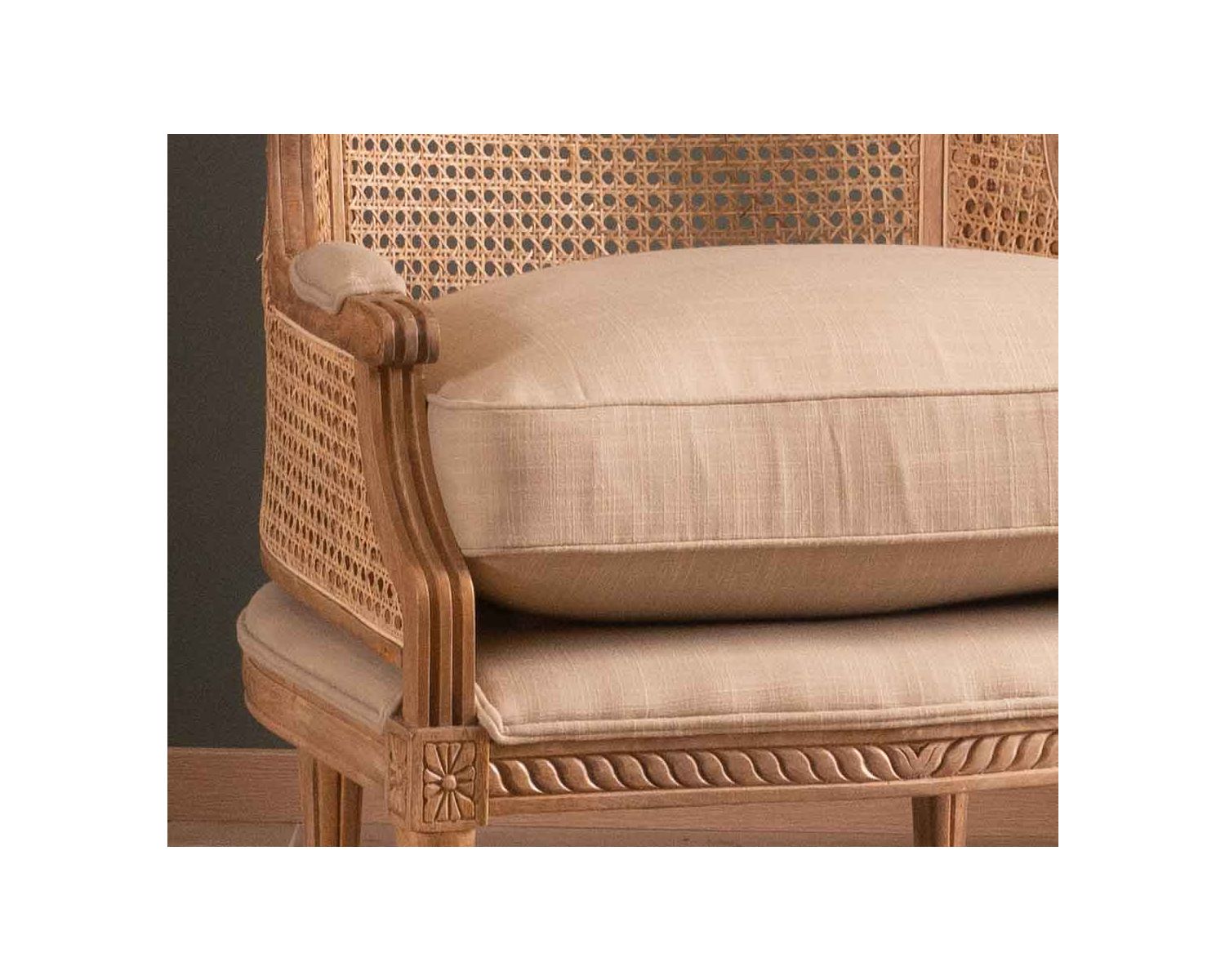 Fauteuil cannage et bois sculpté esprit vintage chic "Legacy"