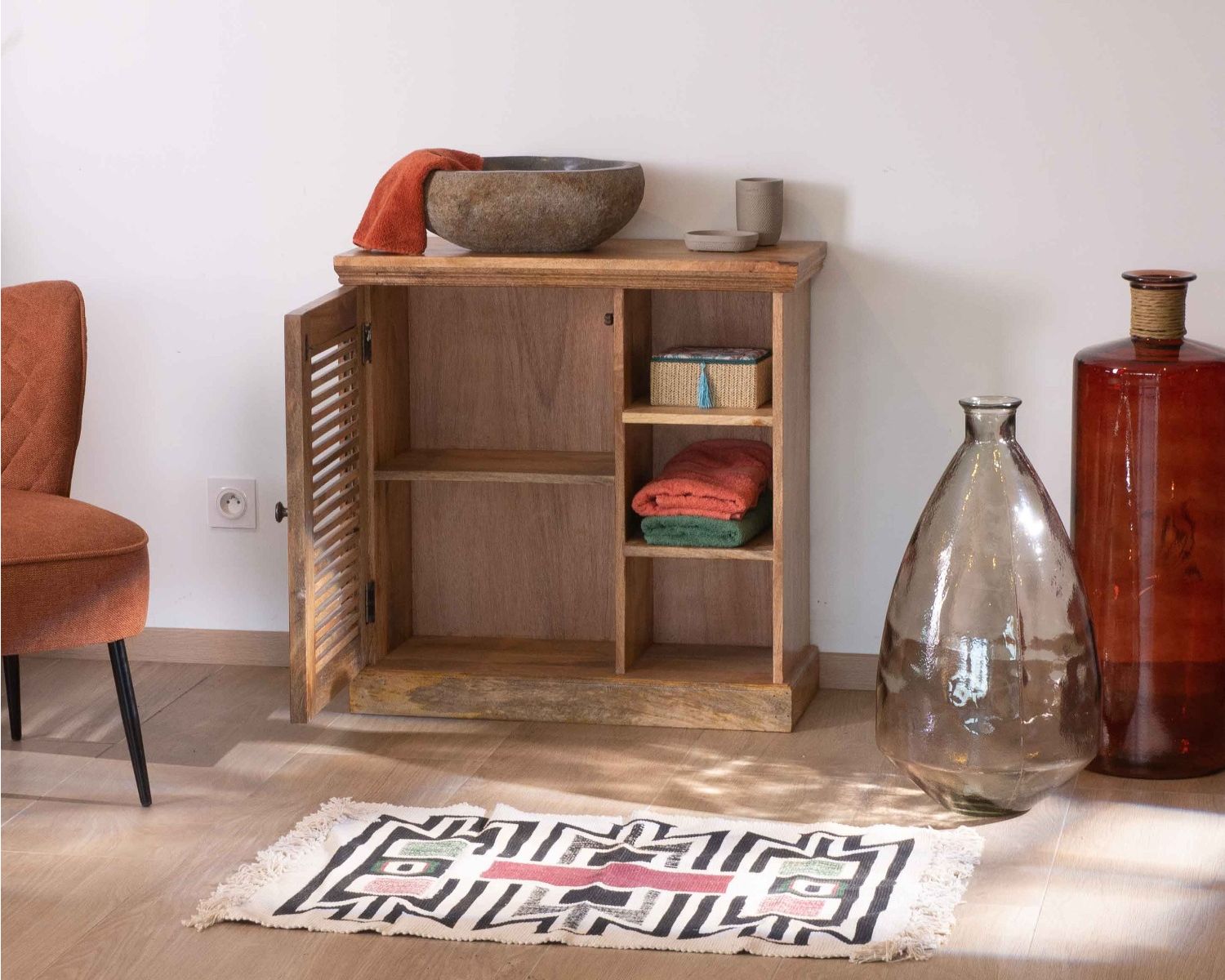 Meuble bas avec porte persienne en manguier "Etretat"