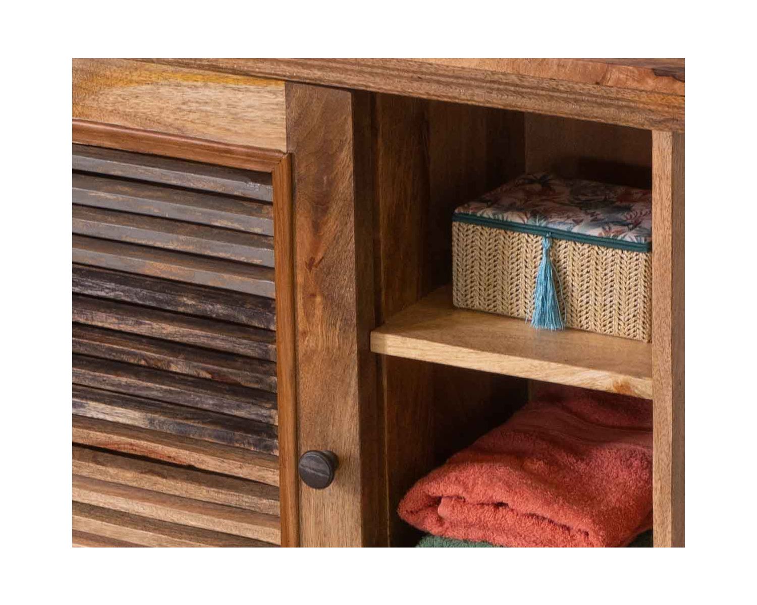 Meuble bas avec porte persienne en manguier "Etretat"