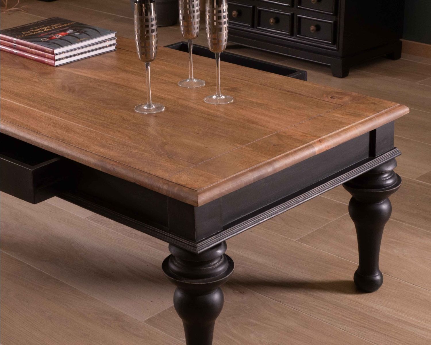 Table basse bicolore rectangulaire style néoclassique chic "Legacy"