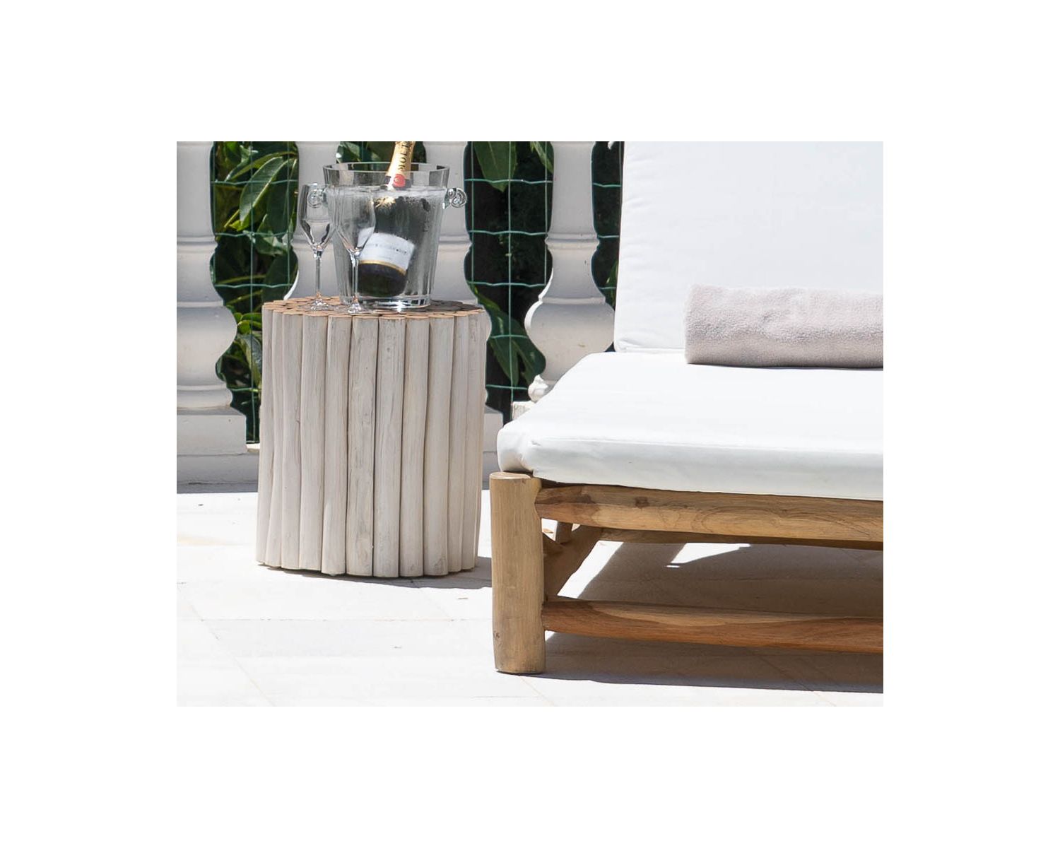 Table d'appoint style ethnique en branches de teck "Sumatra" blanc et bois