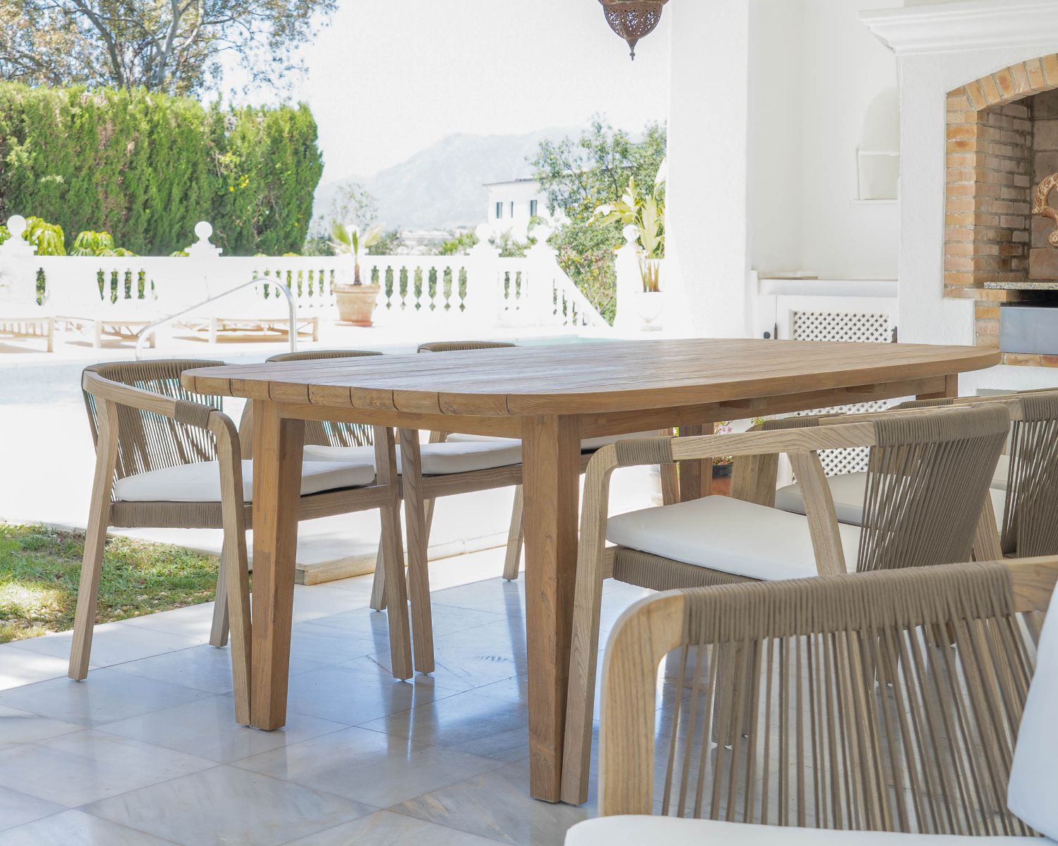 Grande table de repas 240 cm bords arrondis en teck aspect brut "Eole" spécial extérieur