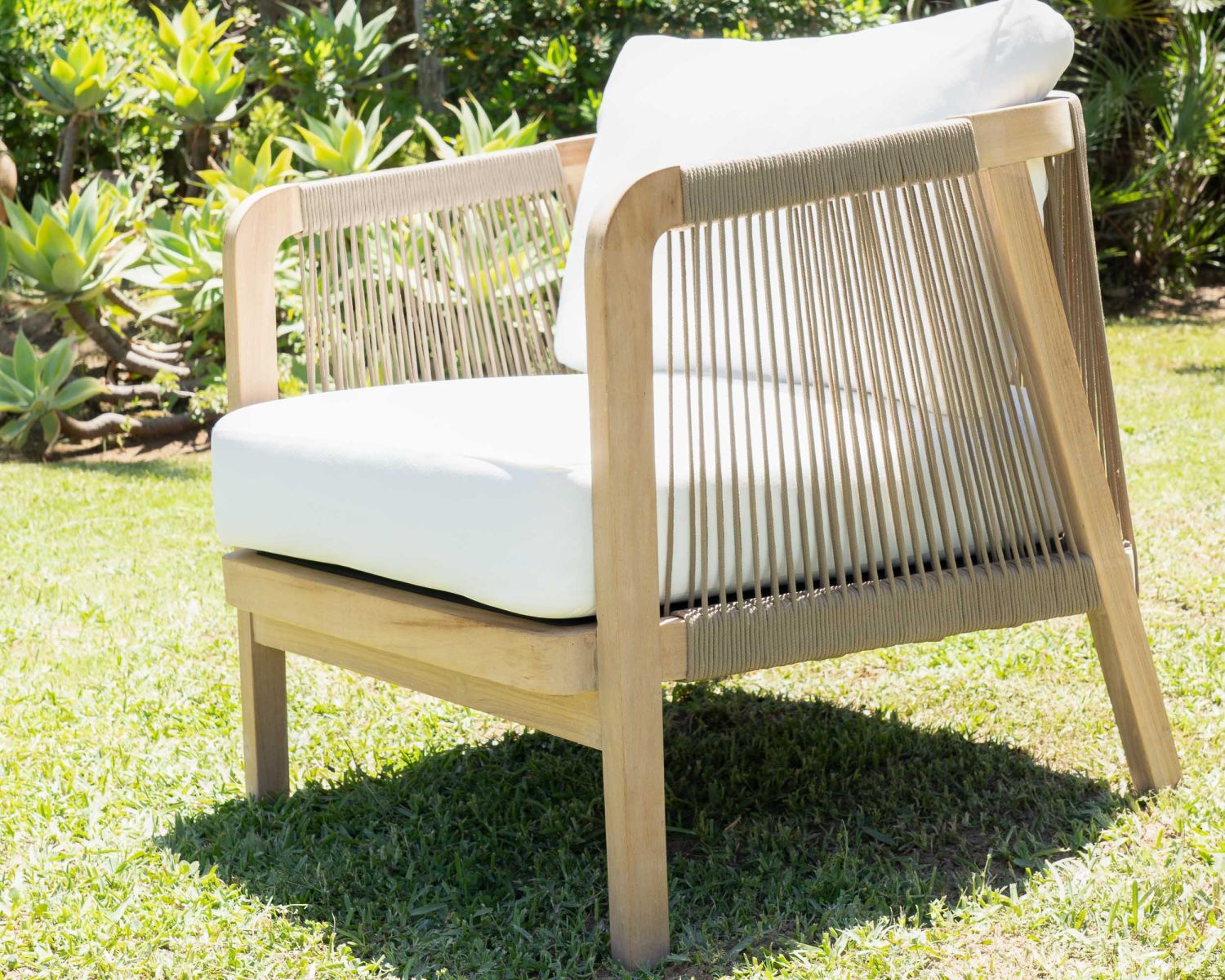 Salon de jardin épuré en teck recyclé "Eole"