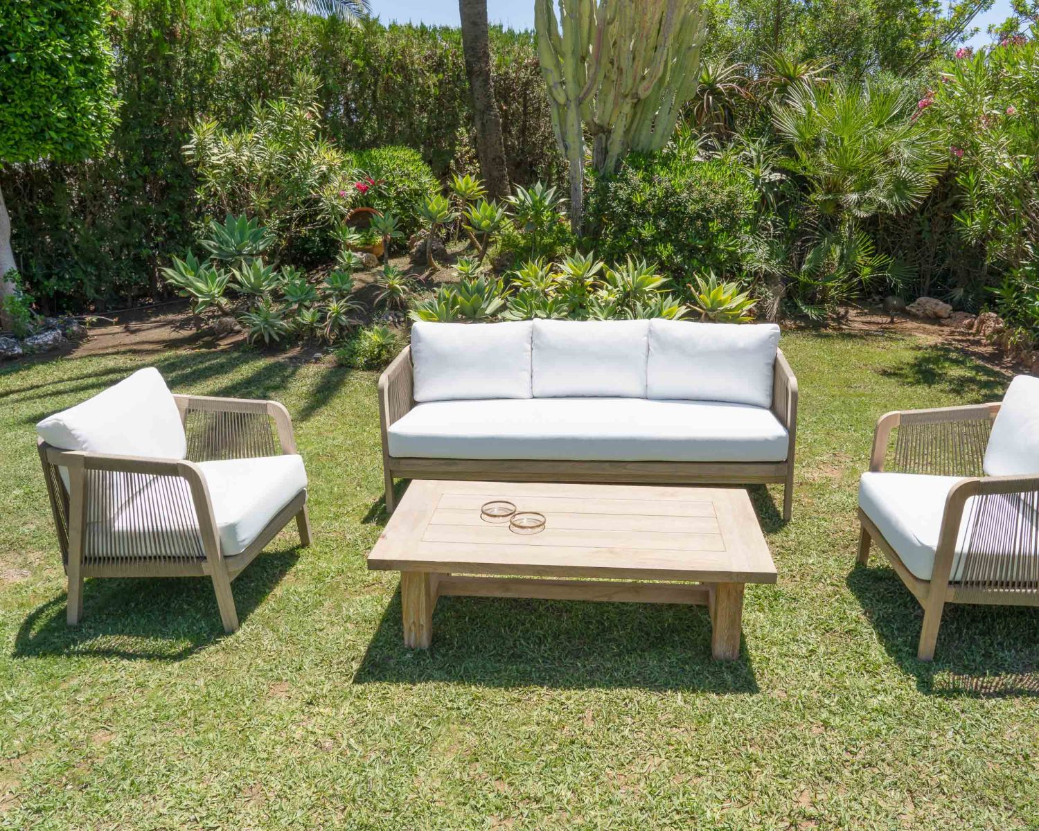 Salon de jardin épuré en teck recyclé "Eole"