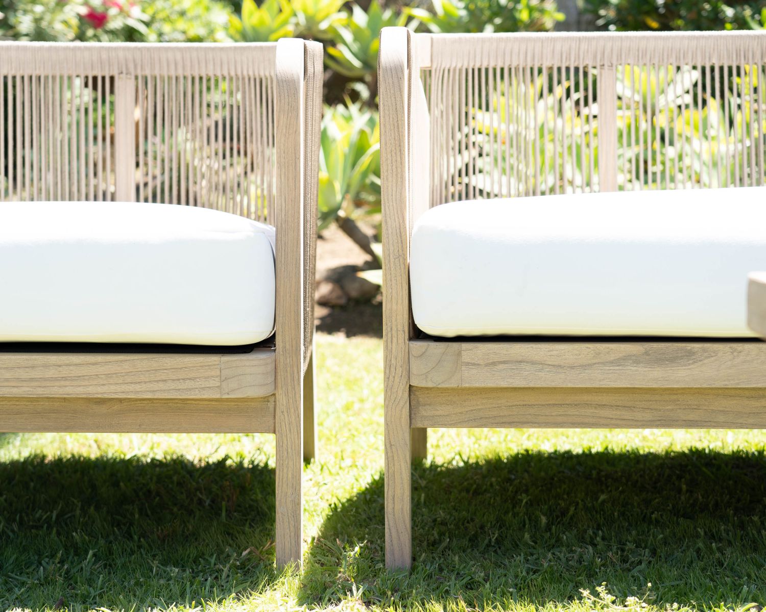 Salon de jardin épuré en teck recyclé "Eole"