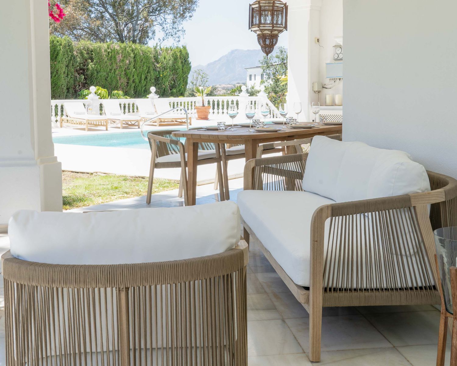 Salon de jardin épuré en teck recyclé "Eole"