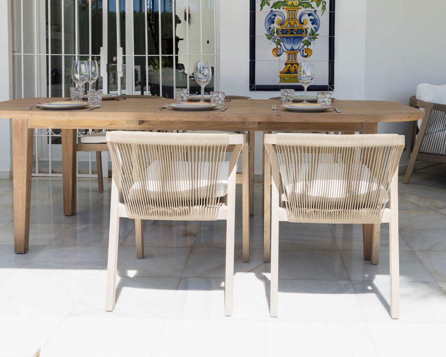 Grande table de repas 240 cm bords arrondis en teck aspect brut "Eole" spécial extérieur