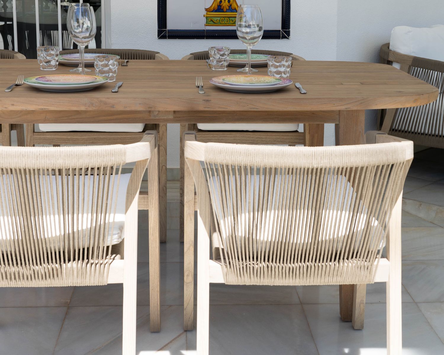 Grande table de repas 240 cm bords arrondis en teck aspect brut "Eole" spécial extérieur