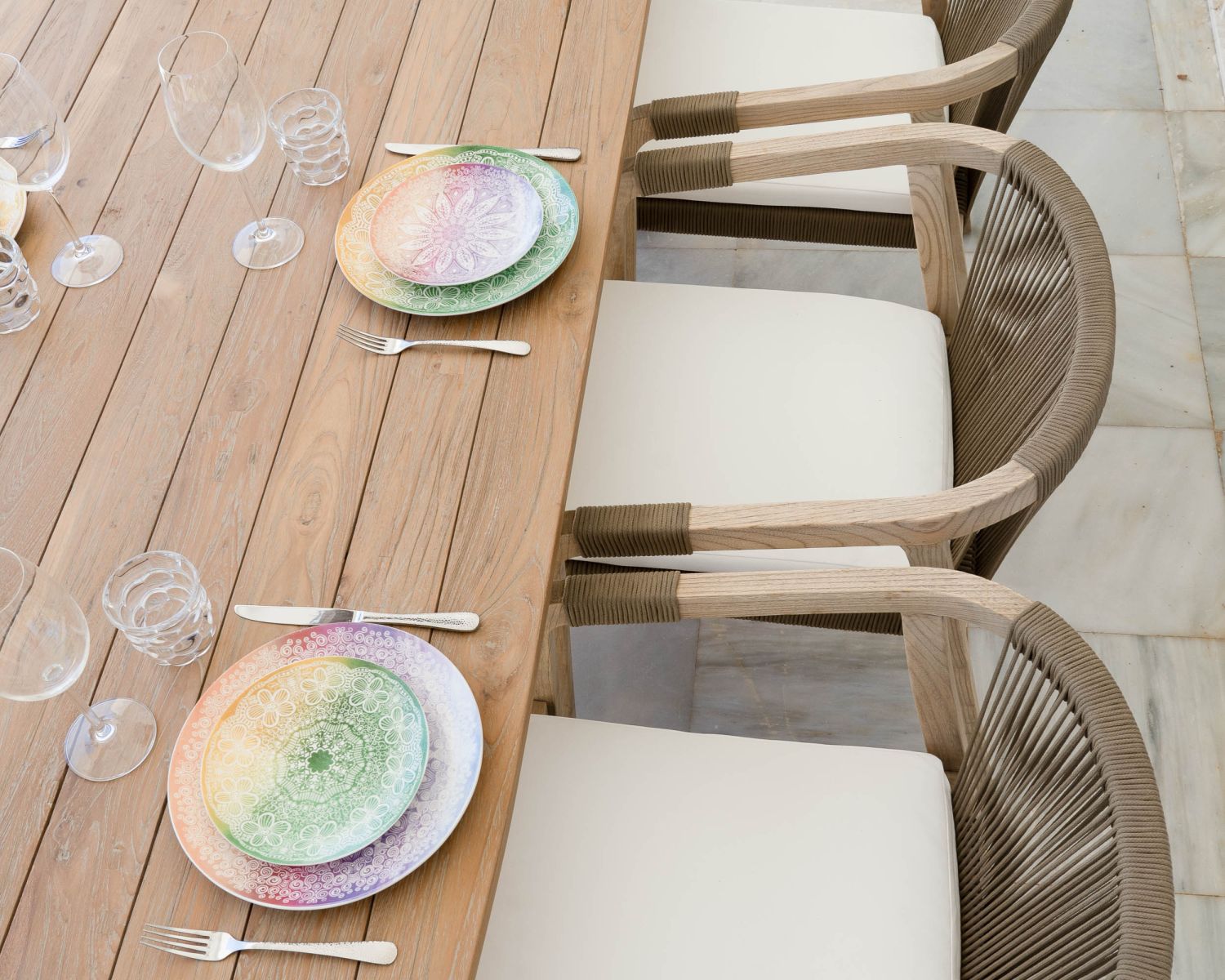 Grande table de repas 240 cm bords arrondis en teck aspect brut "Eole" spécial extérieur