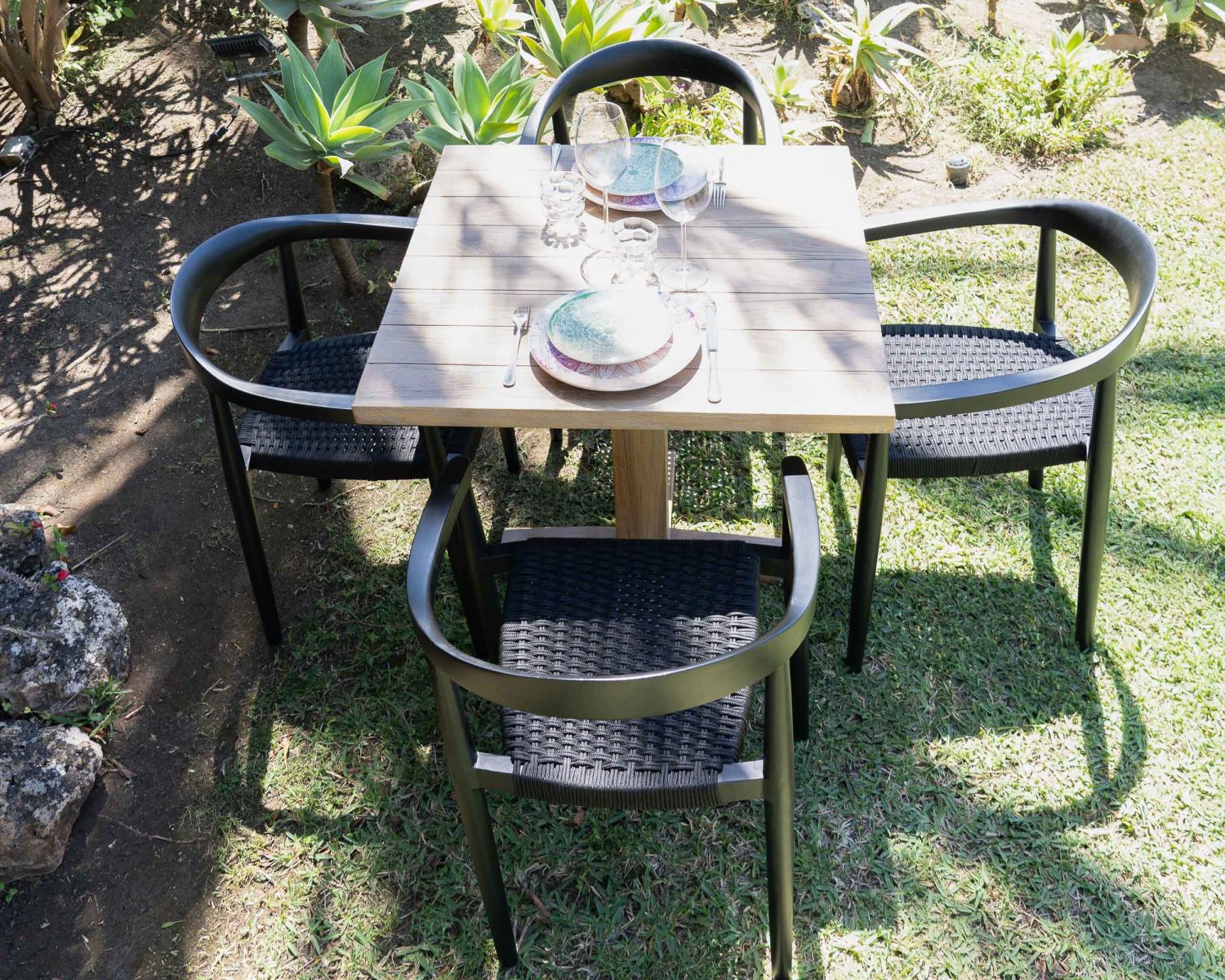 Lot de 4 chaises épurées noires "Tiska" bois et corde tressée
