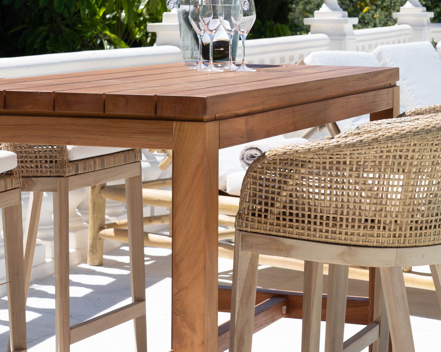 Chaise haute en teck et rotin avec galette d'assise blanche "Cuba"