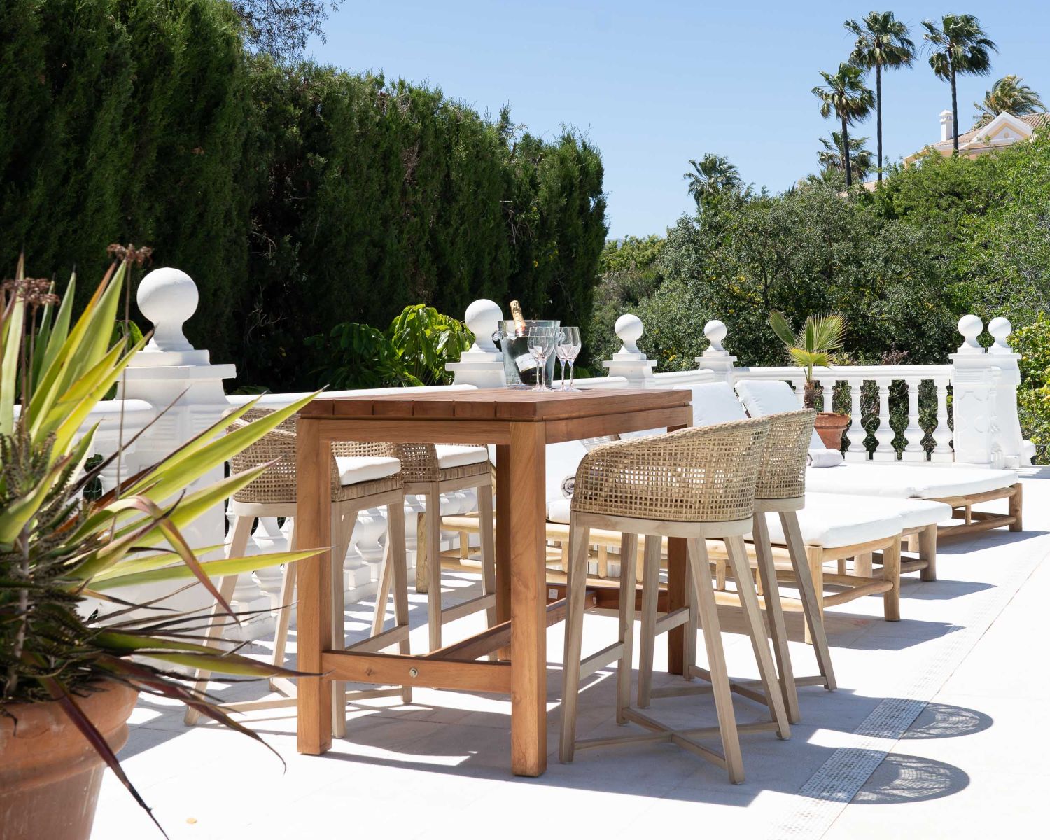 Chaise haute en teck et rotin avec galette d'assise blanche "Cuba"