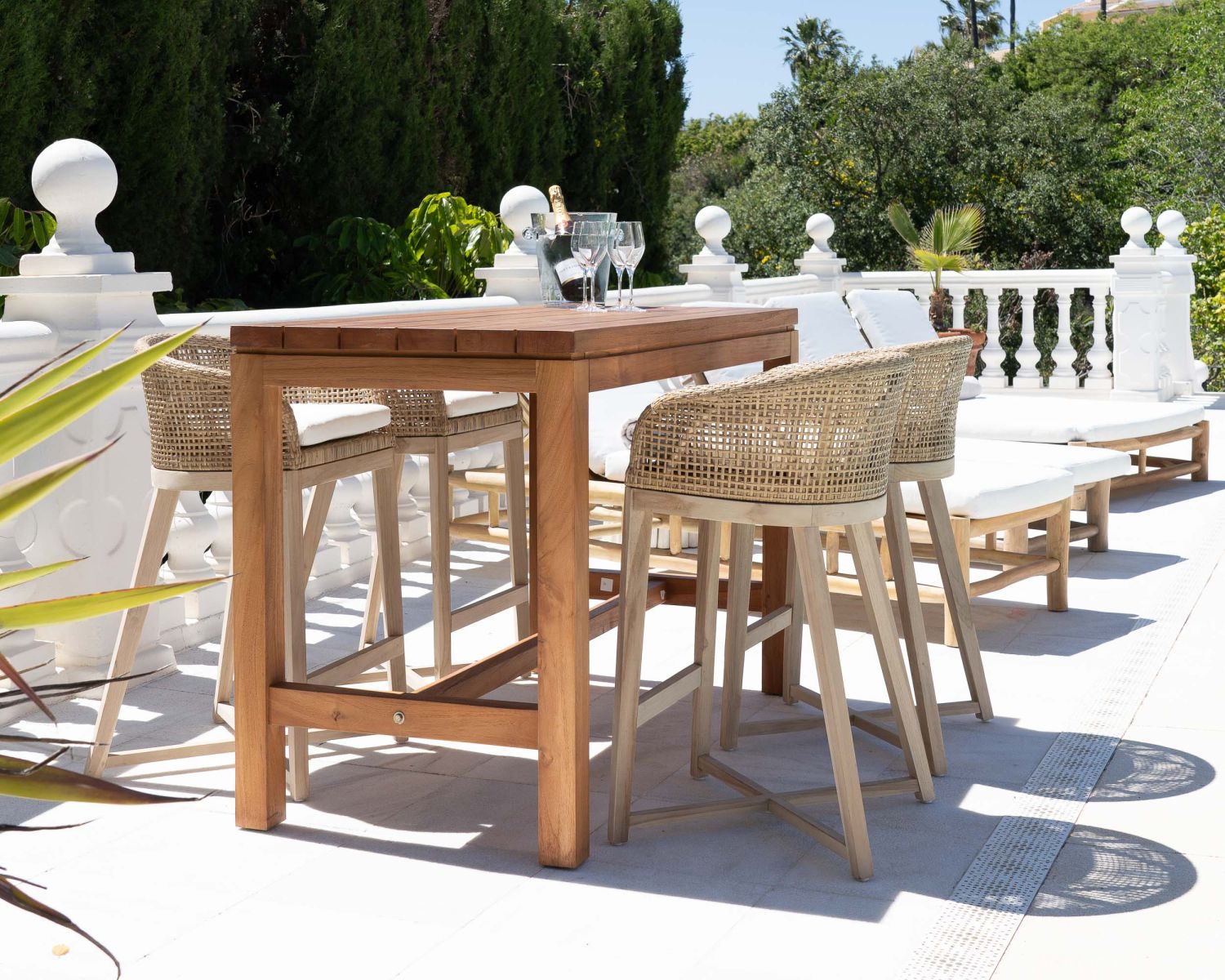 Chaise haute en teck et rotin avec galette d'assise blanche "Cuba"