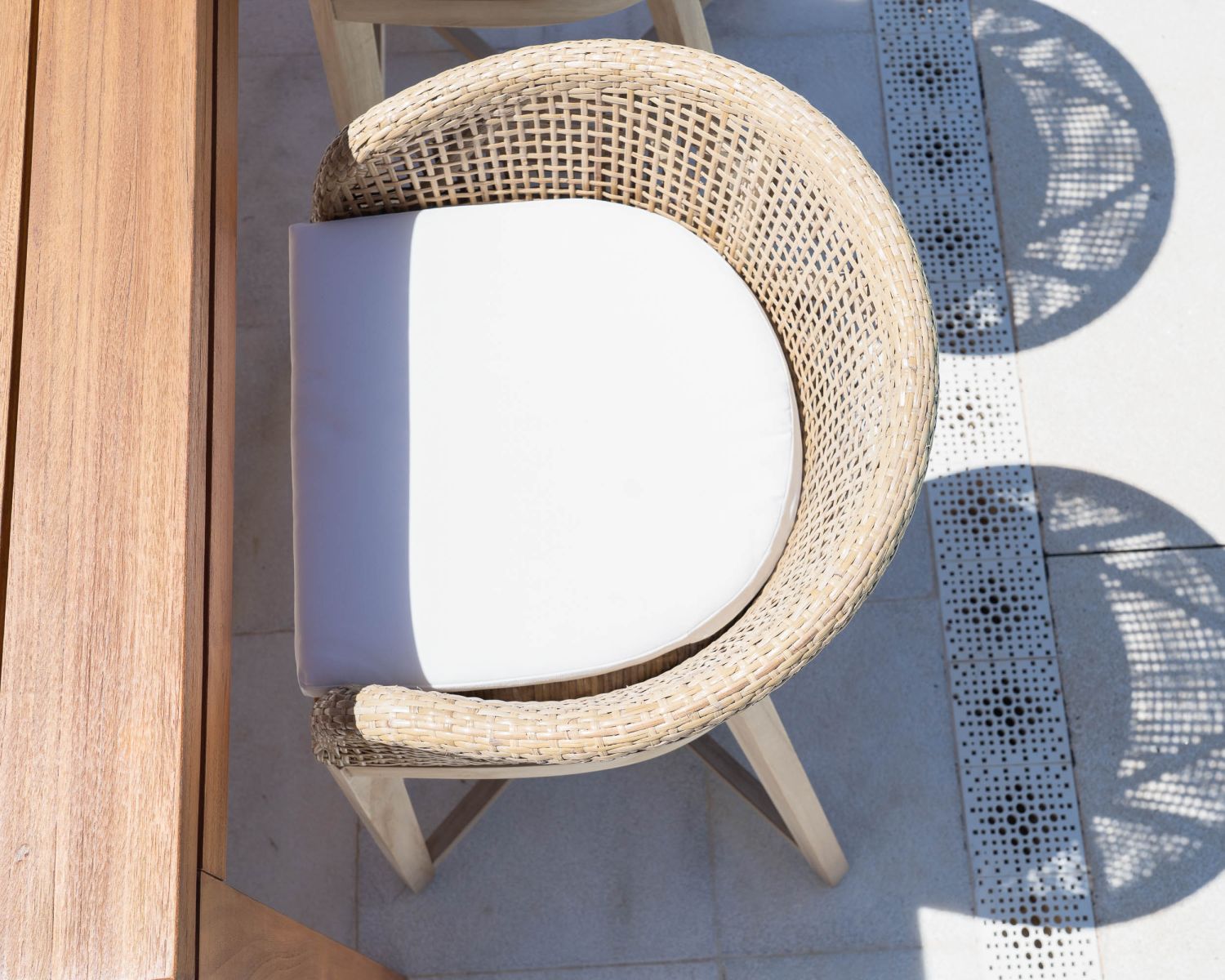 Chaise haute en teck et rotin avec galette d'assise blanche "Cuba"