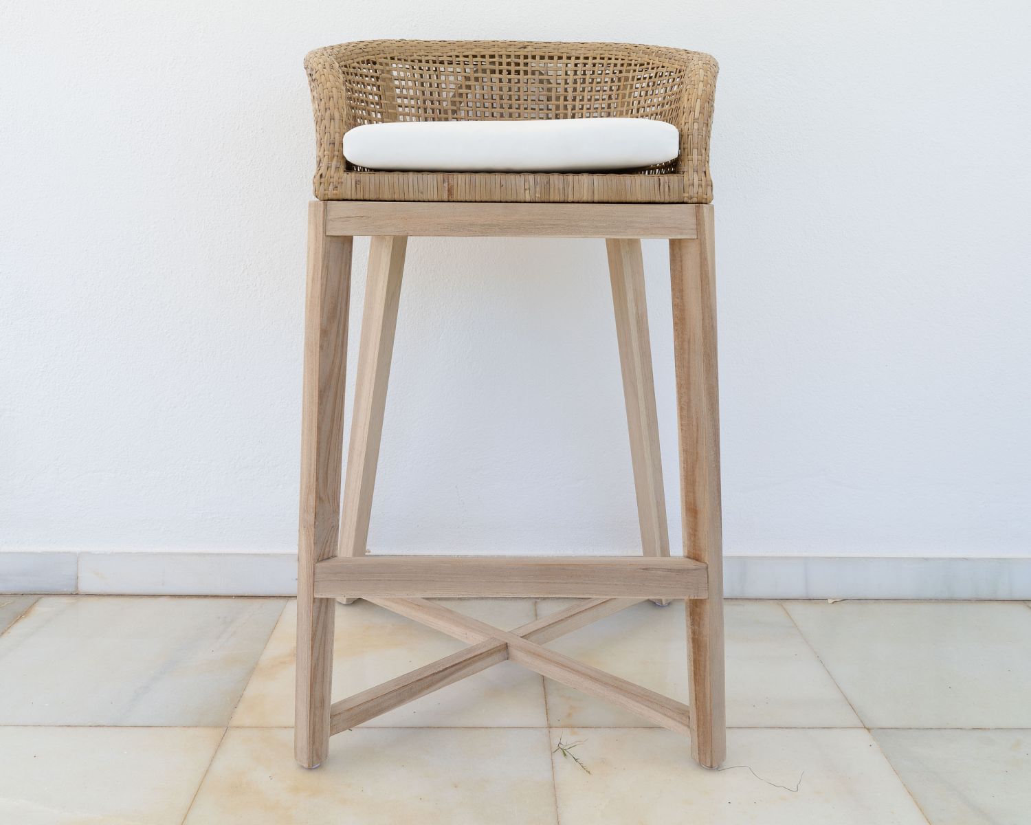 Chaise haute en teck et rotin avec galette d'assise blanche "Cuba"