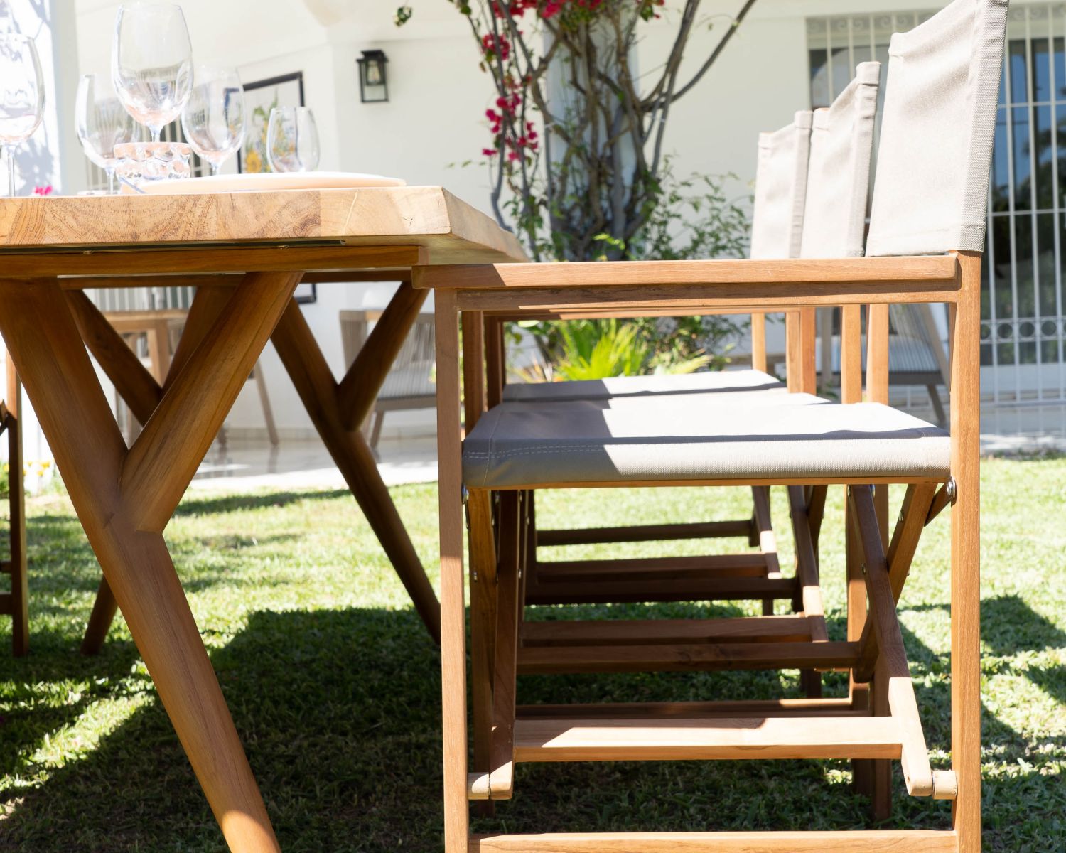 Chaise d'extérieur pliante esprit fauteuil de réalisateur en teck et tissu "Loddy"