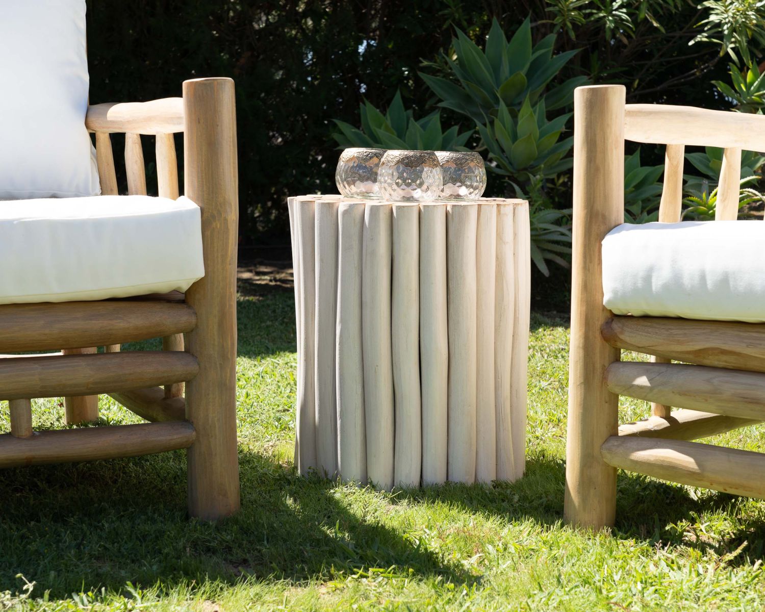 Table d'appoint style ethnique en branches de teck "Sumatra" blanc et bois