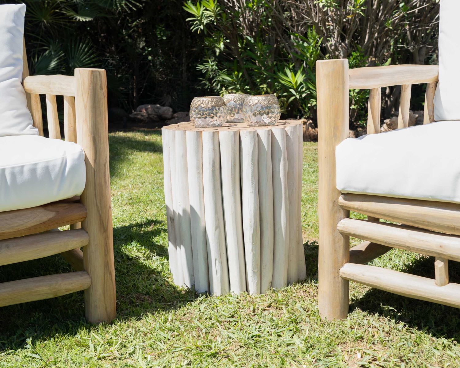 Table d'appoint style ethnique en branches de teck "Sumatra" blanc et bois