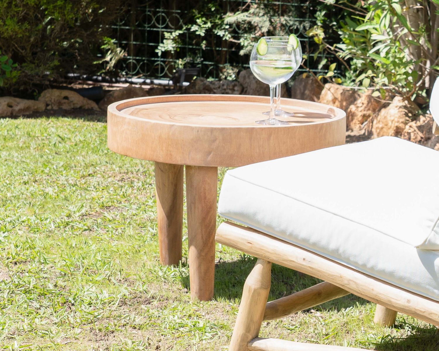 Table basse ronde en bois de suar "Katue" 60 cm