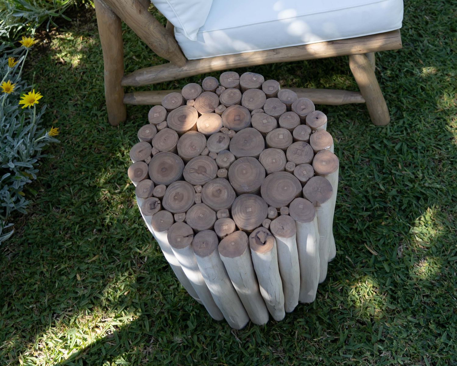 Table d'appoint style ethnique en branches de teck "Sumatra" blanc et bois