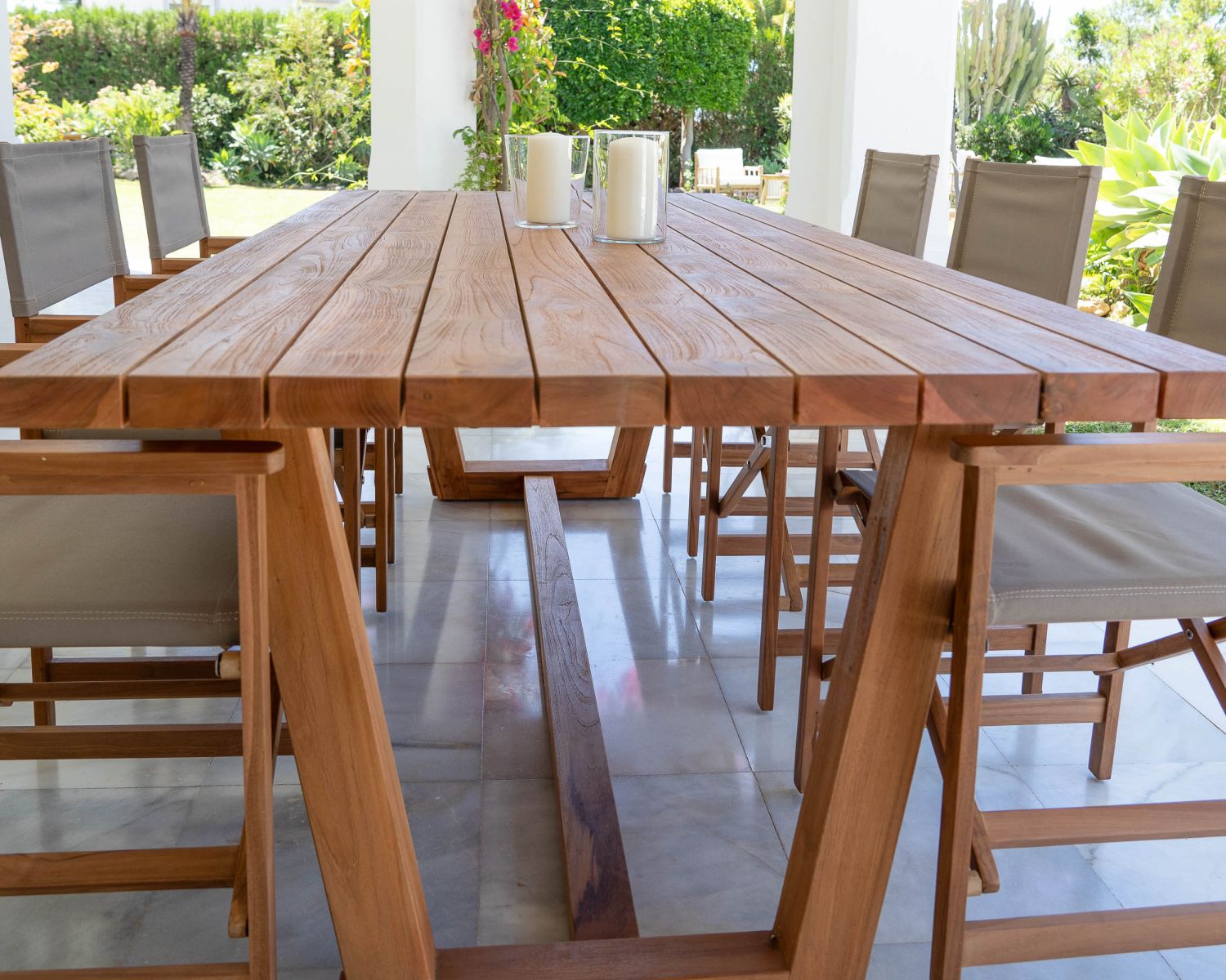 Grande table de repas 240 cm en teck finition naturelle "Loddy" spécial extérieur