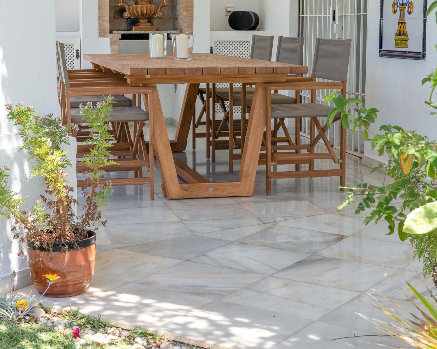 Grande table de repas 240 cm en teck finition naturelle "Loddy" spécial extérieur
