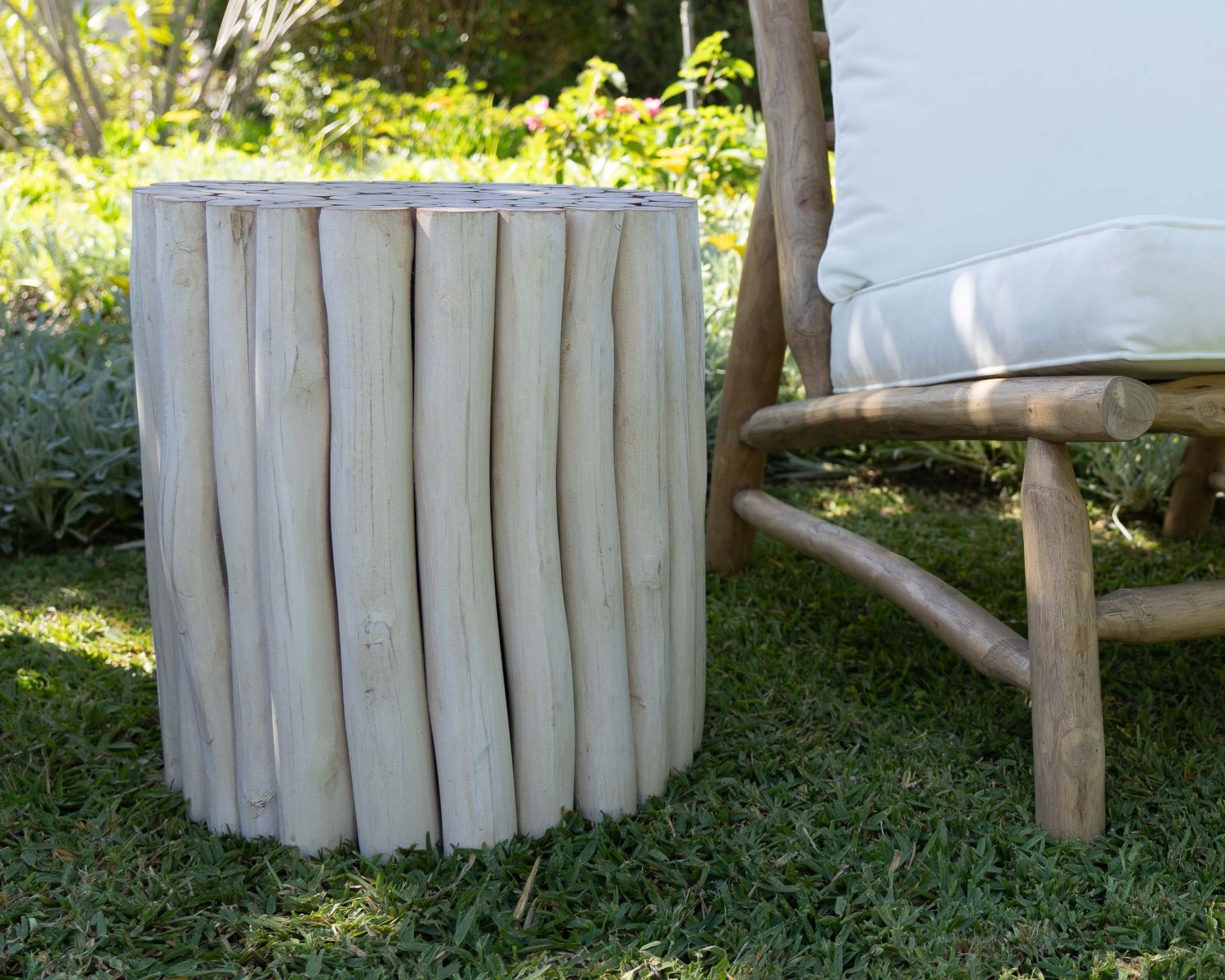 Table d'appoint style ethnique en branches de teck "Sumatra" blanc et bois