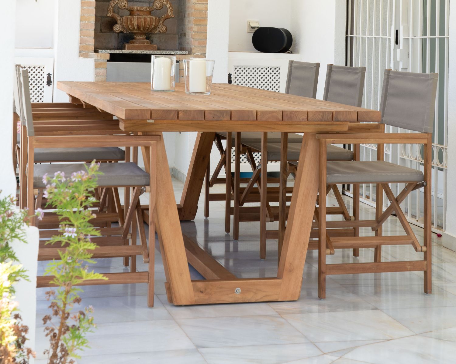 Grande table de repas 240 cm en teck finition naturelle "Loddy" spécial extérieur