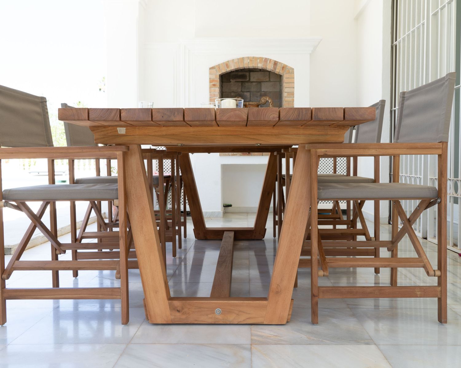 Grande table de repas 240 cm en teck finition naturelle "Loddy" spécial extérieur