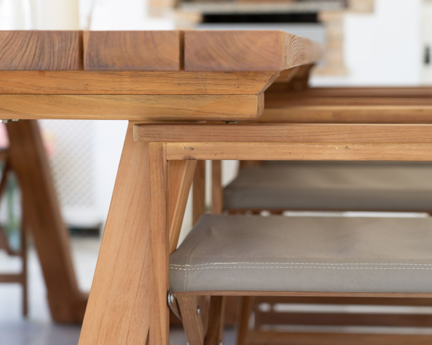 Grande table de repas 240 cm en teck finition naturelle "Loddy" spécial extérieur