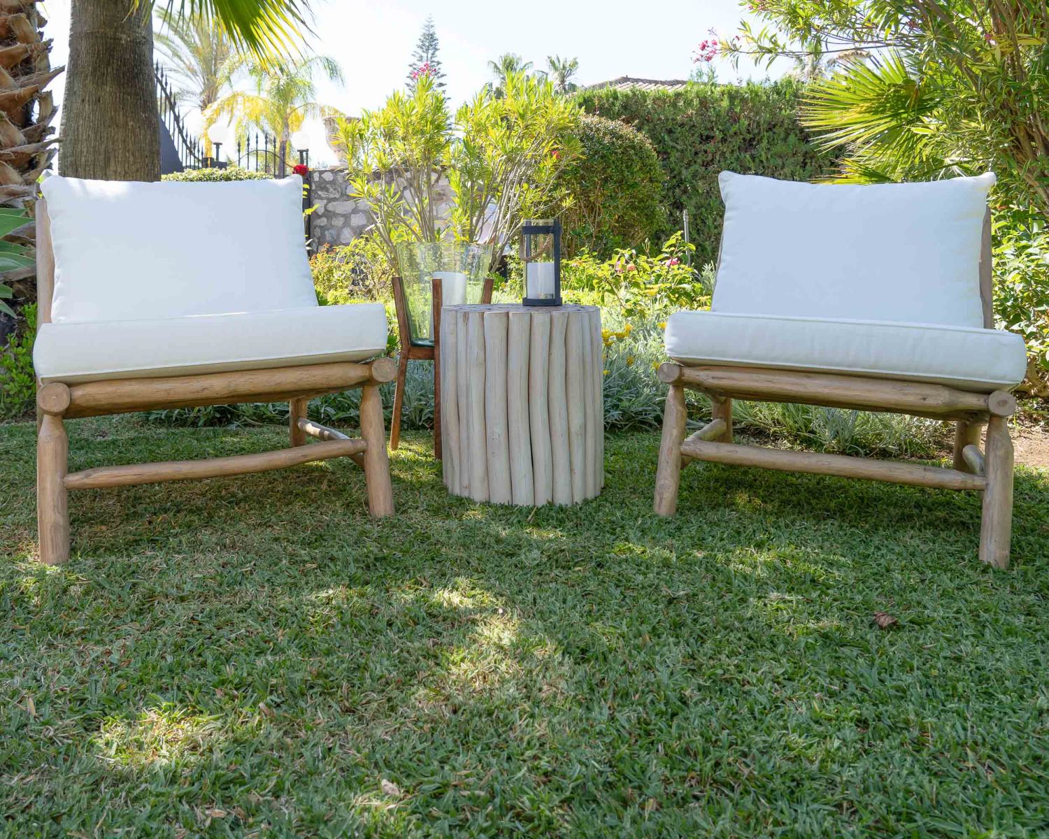 Table d'appoint style ethnique en branches de teck "Sumatra" blanc et bois