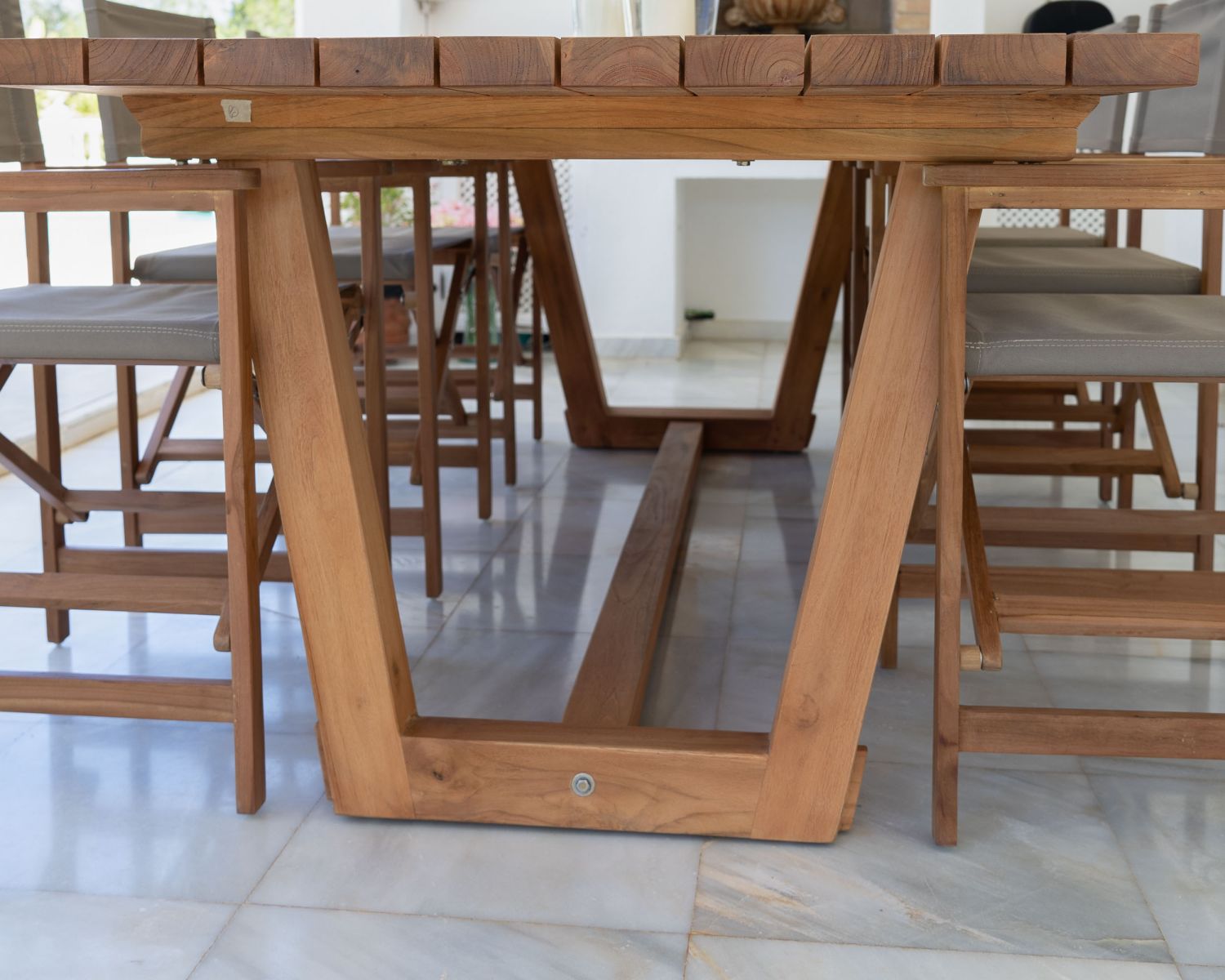Grande table de repas 240 cm en teck finition naturelle "Loddy" spécial extérieur