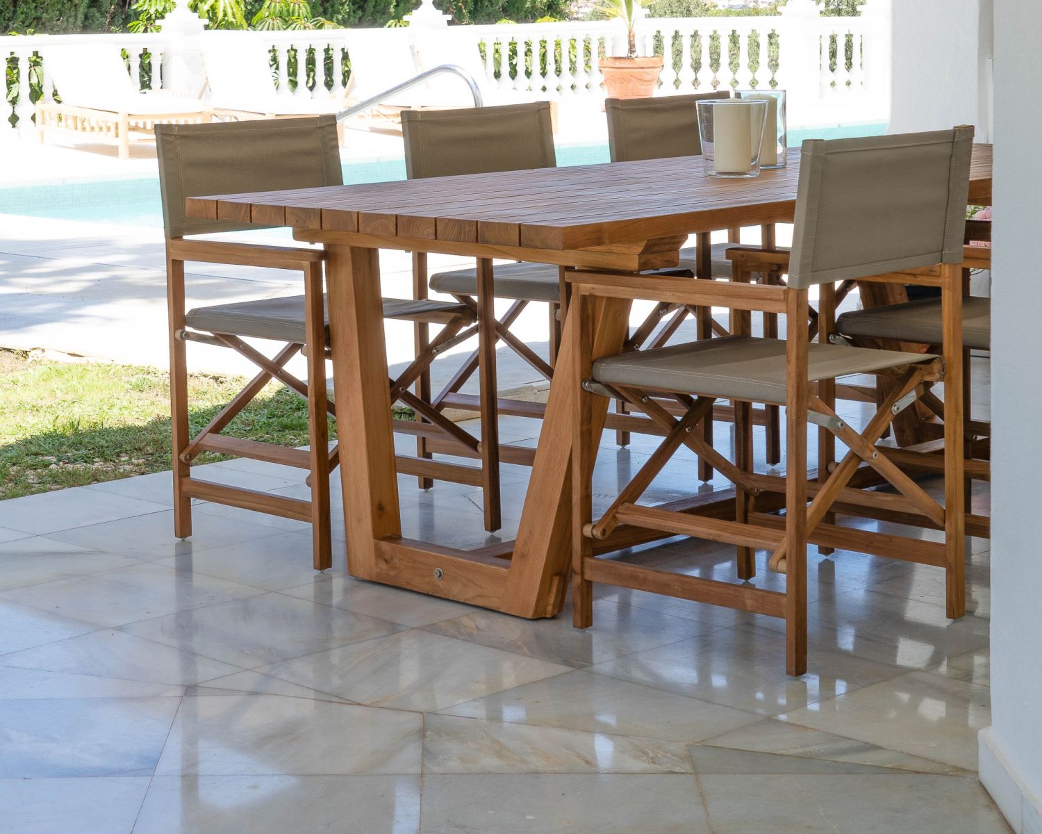 Chaise d'extérieur pliante esprit fauteuil de réalisateur en teck et tissu "Loddy"