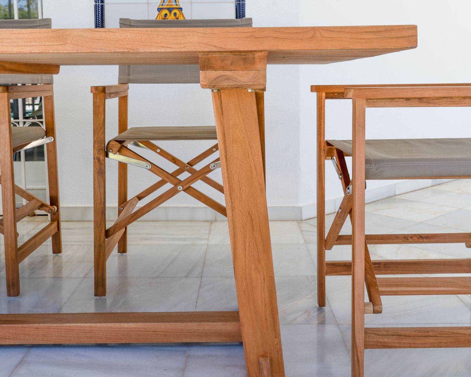 Grande table de repas 240 cm en teck finition naturelle "Loddy" spécial extérieur