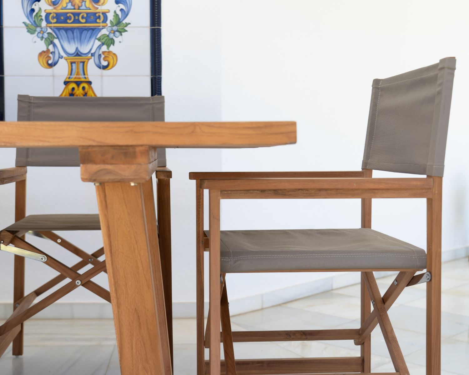 Chaise d'extérieur pliante esprit fauteuil de réalisateur en teck et tissu "Loddy"