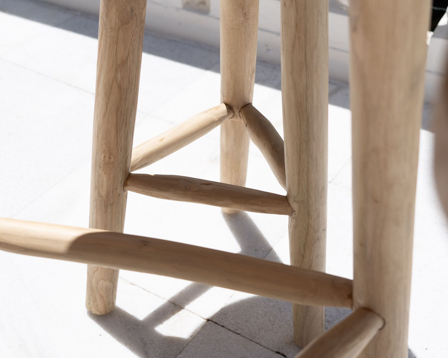 Tabouret de bar 75 cm esprit ethnique en branches de teck "Sumatra"