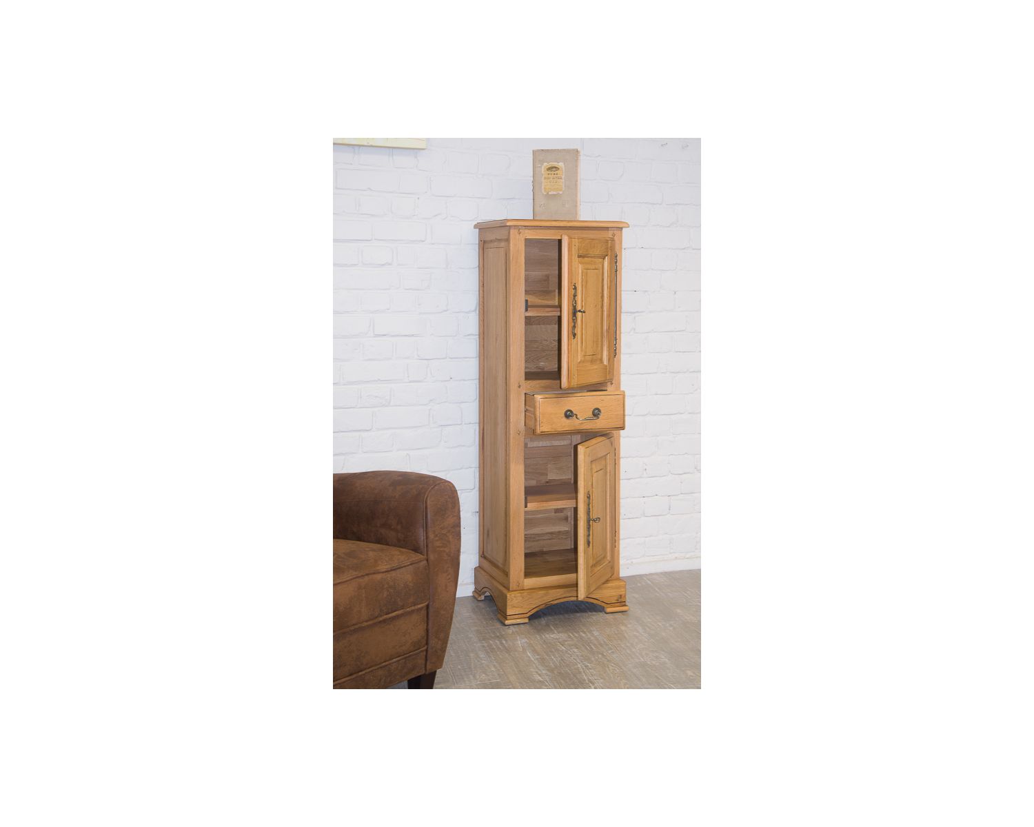 Homme debout en chêne massif 2 portes 1 tiroir "Campagnol"