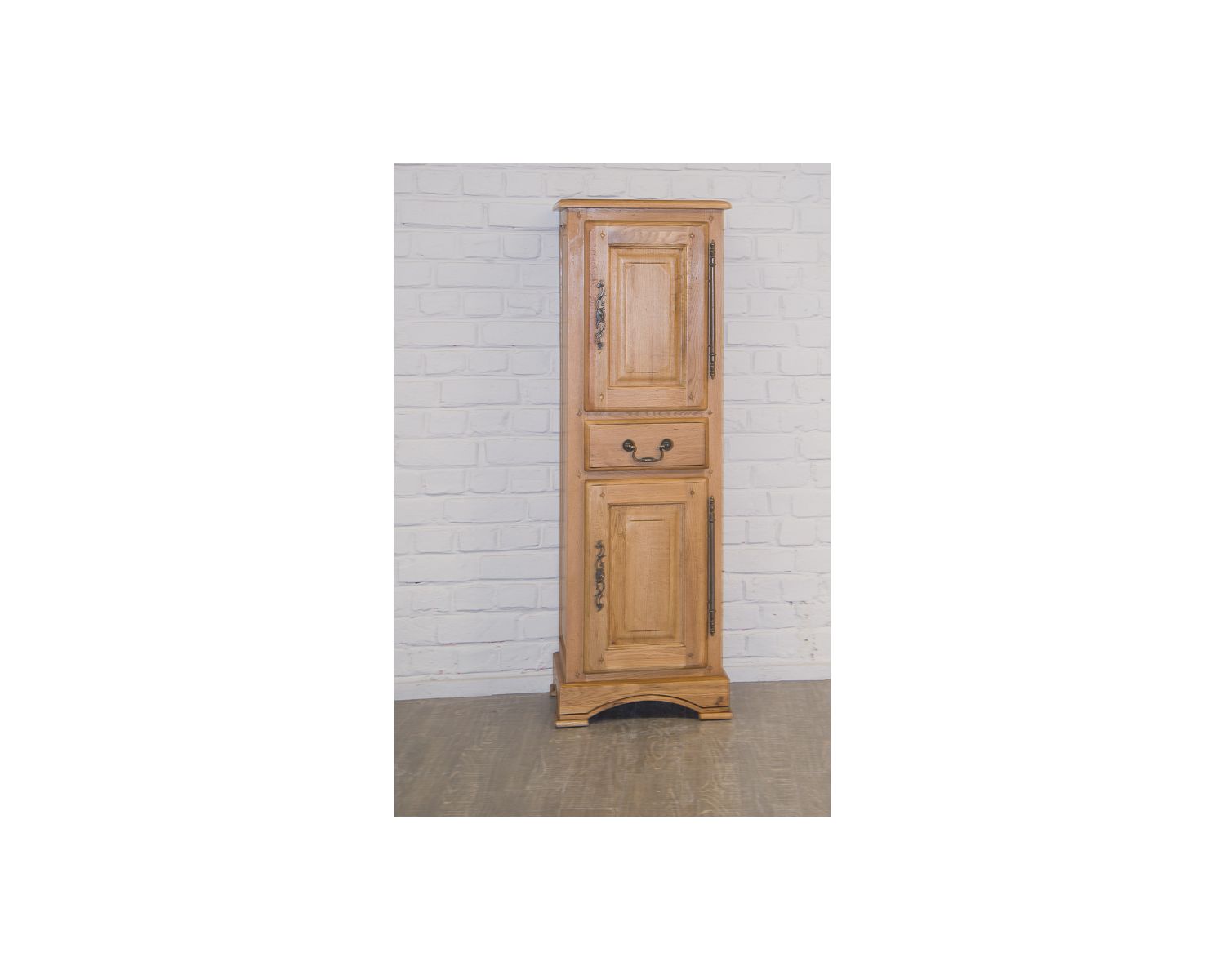 Homme debout en chêne massif 2 portes 1 tiroir "Campagnol"