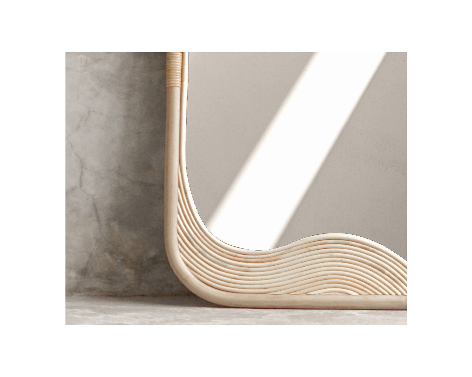 Grand miroir 180x70 cm cadre en rotin "Solira" motif et design organique